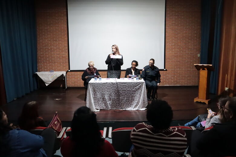 Realizado no Centro de Educação e Cultura Francisco Carlos Moriconi, o evento ainda contou com palestras da titular da Delegacia de Defesa da Mulher (DDM Suzano), Silmara Marcelino; da subcomandante da Guarda Civil Municipal (GCM), Rosemary Ferreira Caxit