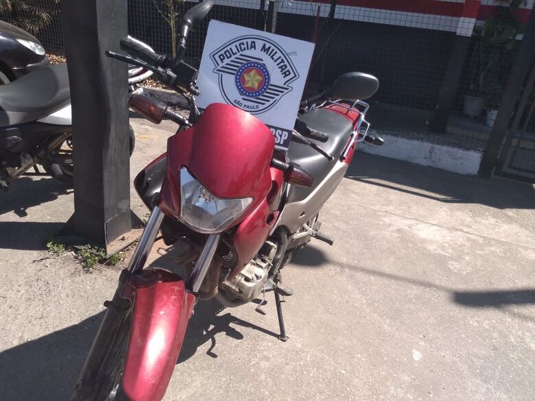 Moto roubada foi recuperada por policiais militares