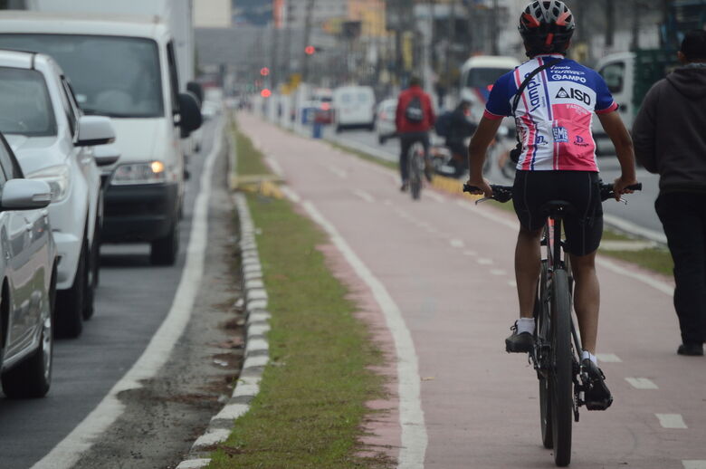DS esteve na ciclovia de Suzano, localizada na Avenida Vereador João Batista Fitipaldi, que liga a região norte da cidade com o terminal norte, para conversar com ciclistas que passavam pelo local
