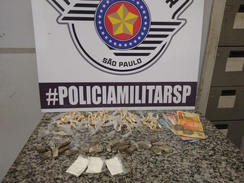 Durante ação na Vila Natal, policiais encontraram 129 pedras de crack, 21 porções de maconha, três de cocaína, além de R$ 105 e um celular