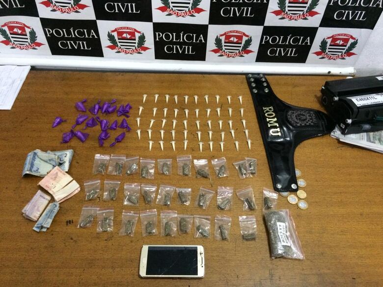 GCM prendeu três e localizou drogas e dinheiro no Distrito de Palmeiras