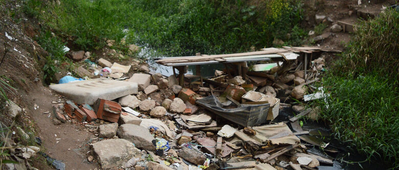 Despejo irregular no local formou uma montanha, de materiais de construção, lixo doméstico e outros objetos