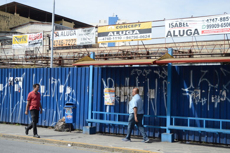 Prédio, que fica na altura do número 1.070 da Rua General Francisco Glicério está praticamente abandonado