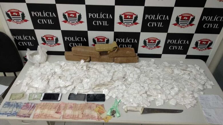 Foram encontrados no apartamento seis tijolos de maconha, além de cocaína em pequenos sacos