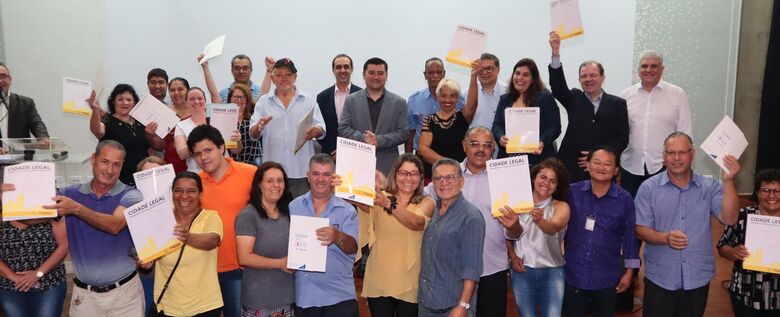 Moradores da Vila Monte Sion recebem títulos de regularização fundiária