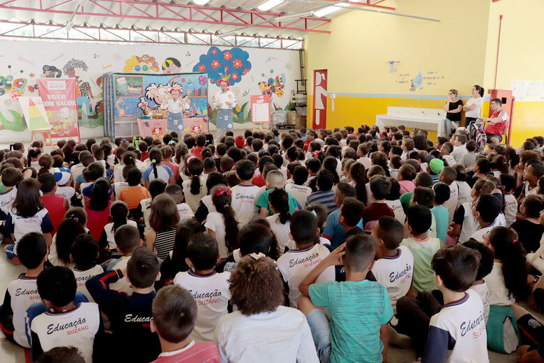 Nesta quarta-feira (18), foi a vez de 700 crianças da Escola Municipal Sérgio Simão, no Jardim Europa, prestigiarem a peça teatral, encenada pelo grupo Ciência Divertida