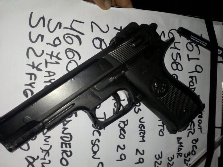 Pistola falsa foi encontrada com um dos jovens