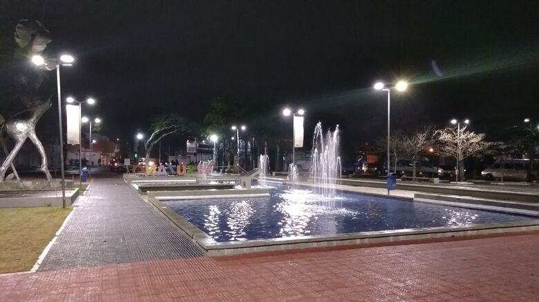Praça Cidade das Flores passou recentemente por uma grande revitalização, finalizada em fevereiro deste ano, com custo zero para a prefeitura. Houve requalificação dos espelhos d’água, manutenção hidráulica, inclusive com a colocação de novas bombas para 