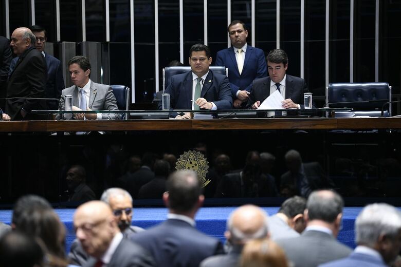 Relatório do senador Tasso Jereissati (PSDB-SP) previa impacto fiscal positivo de R$ 876,6 bilhões. No entanto, a aprovação de um destaque, durante a votação em primeiro turno, retirou as restrições ao pagamento do abono salarial e desidratou a reforma em