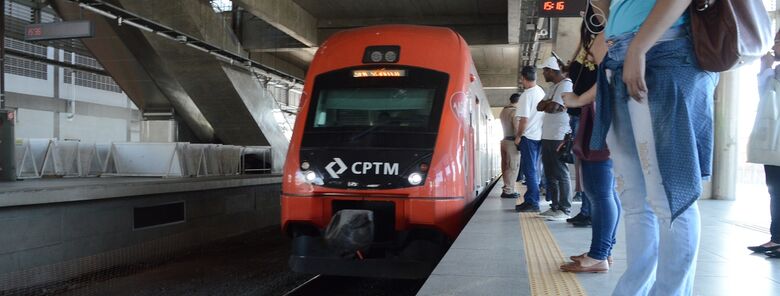 Homem cai da plataforma da estação Suzano
