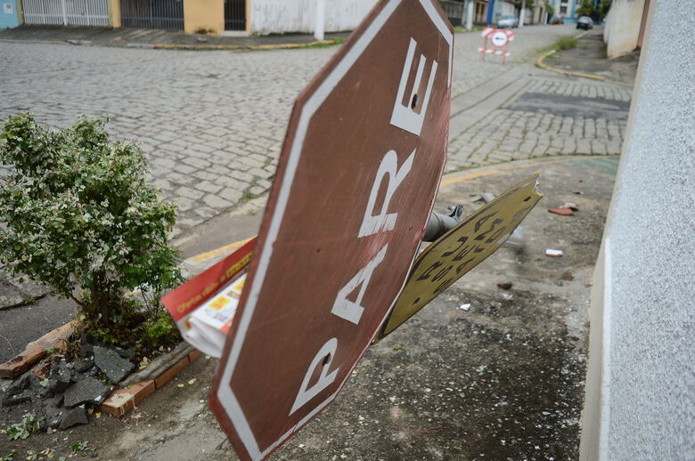 Reclamações são por conta do caos que a rua se tornou após o desvio, causado por obra de drenagem