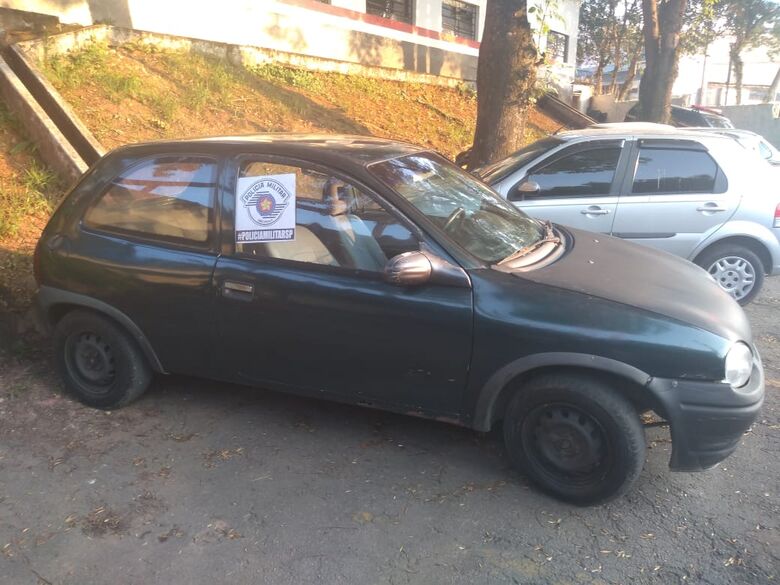 Carro furtado foi apreendido por policiais
