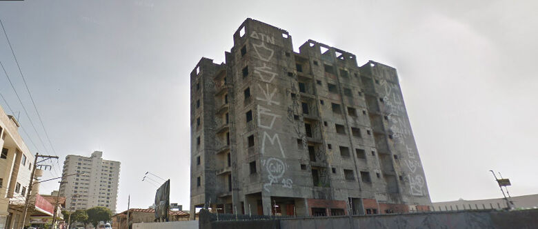 Local possui um prédio de seis andares, ainda inacabado. A obra possui apenas a parte estrutural e atualmente está todo pichado