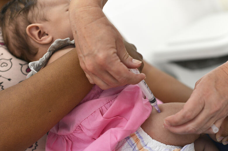 Público-alvo da campanha deve ser levado aos postos de saúde, preferencialmente com a carteirinha de vacinação, para que um profissional verifique a necessidade de aplicação da dose