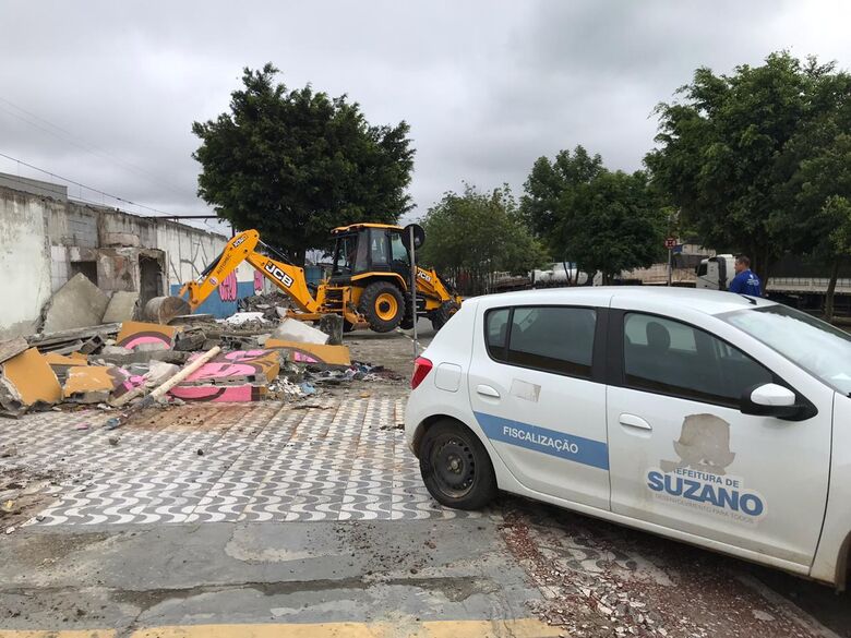 Máquinas foram utilizadas para demolir as estruturas