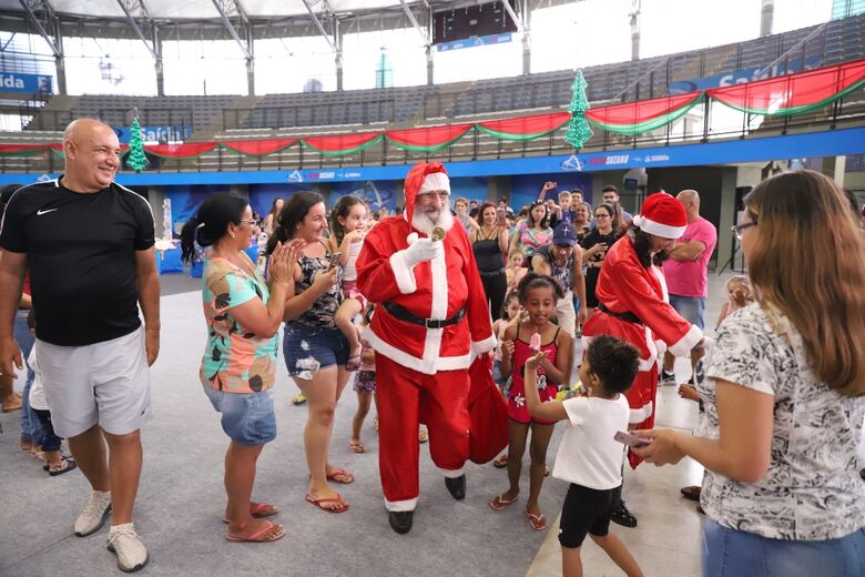 Mega Natal artesanal reuniu mais de 60 expositores e contou com a chegada do Papai Noel e com as apresentações dos corais Lumbini, com as crianças, e Allan Kardec, com o público da melhor idade