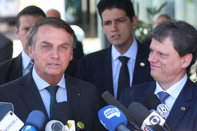 Presidente Bolsonaro e o ministro da Infraestrutura, Tarcísio de Freitas, durante entrevista à imprensa, nesta segunda-feira, em Brasília