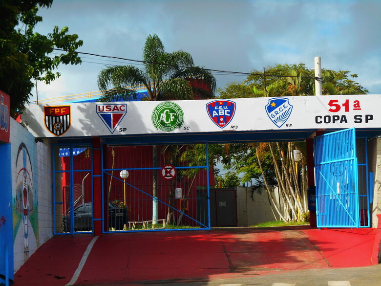 Símbolos de clubes participantes foram pintados na entrada do estádio