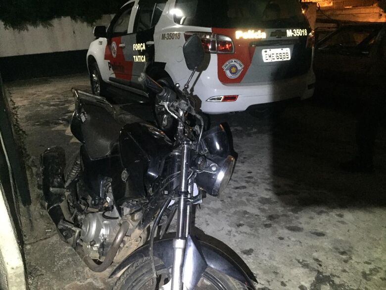 Policiais recuperaram moto roubada após perseguição