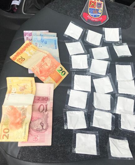 PMs localizaram com o suspeito a quantia de R$ 59 e 20 porções de cocaína