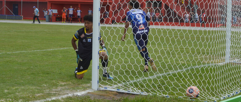 Primeiro gol do São Raimundo foi marcado pelo zagueiro Lucão, de cabeça. Bola bateu no travessão e dificultou para a defesa de Lucas