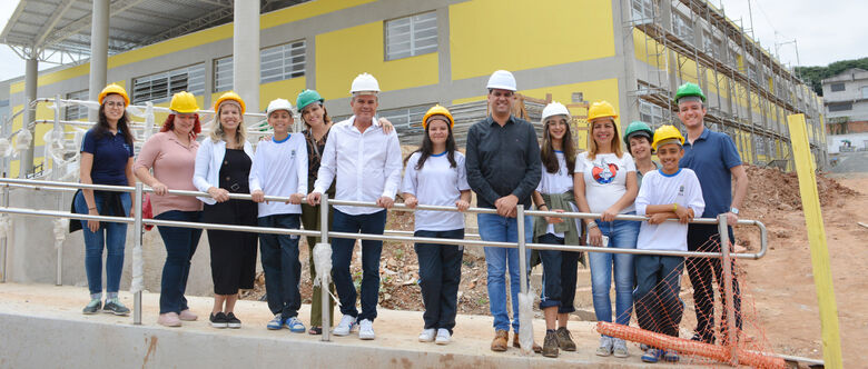 Gian Lopes apresenta nova escola municipal a alunos e gestores
