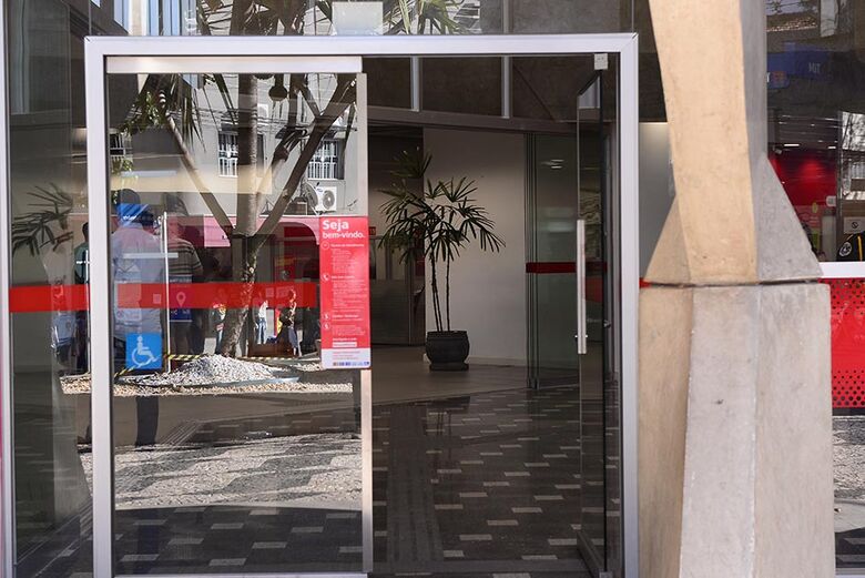 Banco Santander retirou portas giratórias de unidades na região, inclusive Ferraz