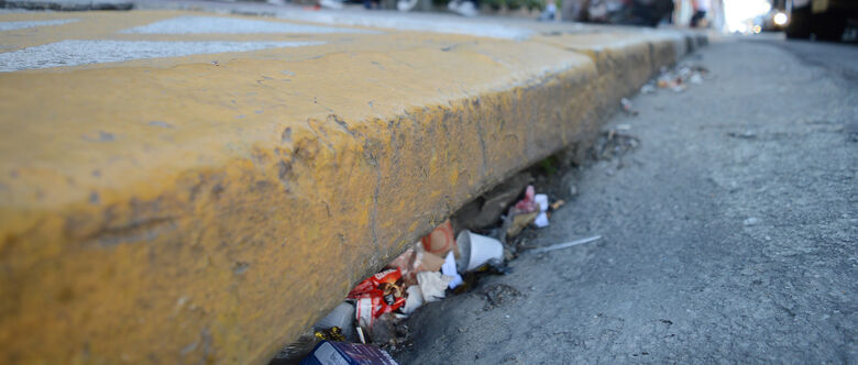 Foram recolhidos dos bueiros detritos durante o período de chuvas