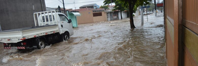 Chuvas atingiram Suzano e causaram enchentes em bairros da cidade