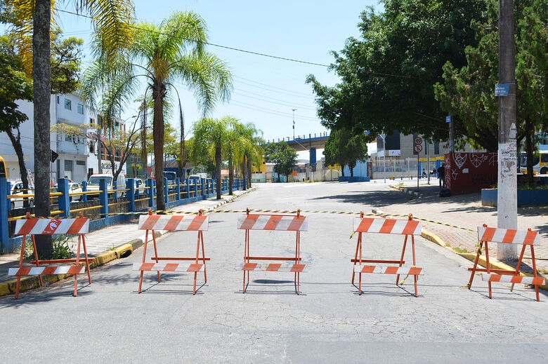 Devido à interdição parcial de trecho da Avenida Leonor Marques da Silva, sentido rodovia Padre Eustáquio, o fluxo de veículos será direcionado para a Rua Herculano Duarte Ribas