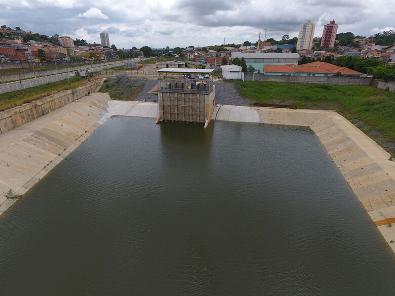 Piscinão de Poá foi construído para conter as enchentes na cidade