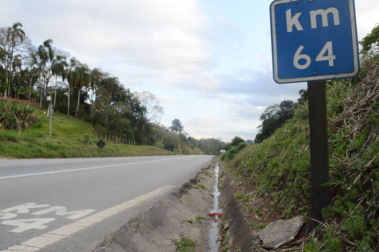 No Km 64,7, e não Km 65, foram realizadas obras para implantação de cortina atirantada, que dá estabilidade ao talude