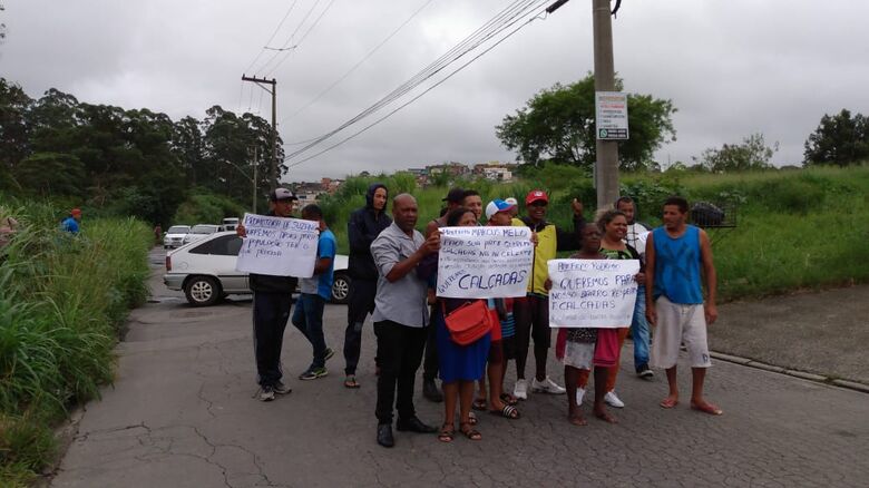 Manifestantes interditaram a via para chamar atenção das prefeituras de Suzano e Mogi das Cruzes