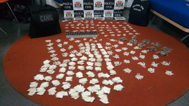 Na ação, os policiais apreenderam 1.272 pinos de crack, 670 papelotes de cocaína, 86 invólucros de maconha e 91 lança-perfumes