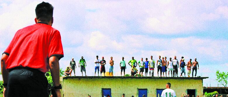 Ex-fotojornalista do DS participa de exposição com foto sobre futebol em bairro de Suzano