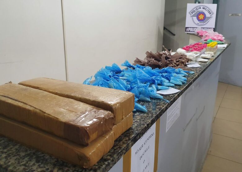 Polícia Militar apreendeu 4,4 quilos de drogas e 19 vidros de lança-perfume em Jundiapeba