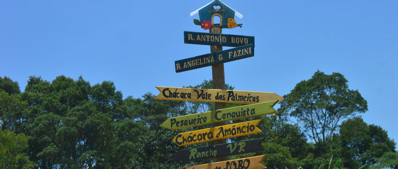 Placas coloridas foram instaladas em bairro