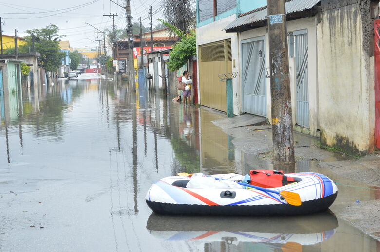 Defesa Civil auxiliou na retirada das famílias das residências