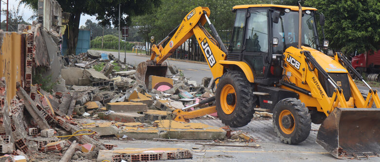 Demolição de imóveis construídos irregularmente às margens da avenida Jorge Bei Maluf, na Vila Theodoro