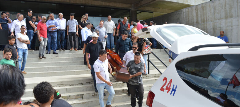 corpo de Samio Kimura saiu da Câmara em direção ao cemitério Colina dos Ipês por volta das 15h05