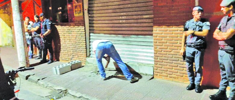 Tabacaria foram interditadas e tiveram suas entradas bloqueadas