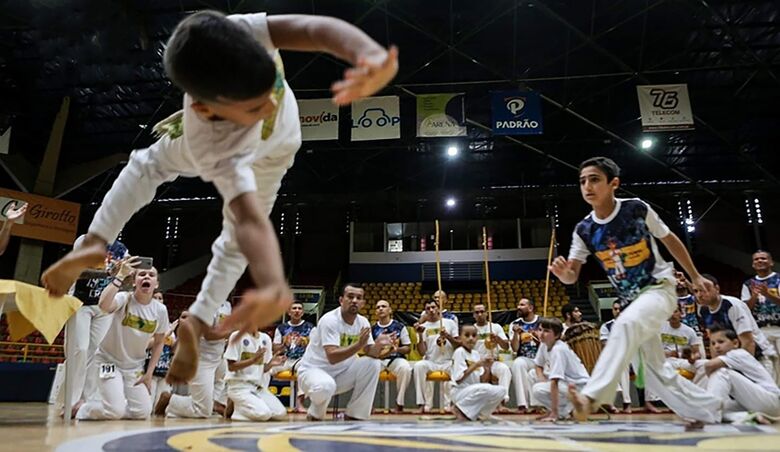 Capoeira Regional é o estilo contemporâneo da luta, a modalidade agrega outras artes-maciais em sua prática e utiliza com frequência os movimentos dos pés