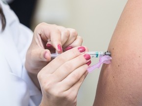Vacinação a público-alvo foi retomada nesta segunda-feira