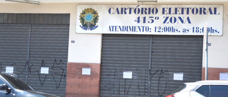 Cartaz traz informação sobre a suspensão do atendimento na Justiça Eleitoral