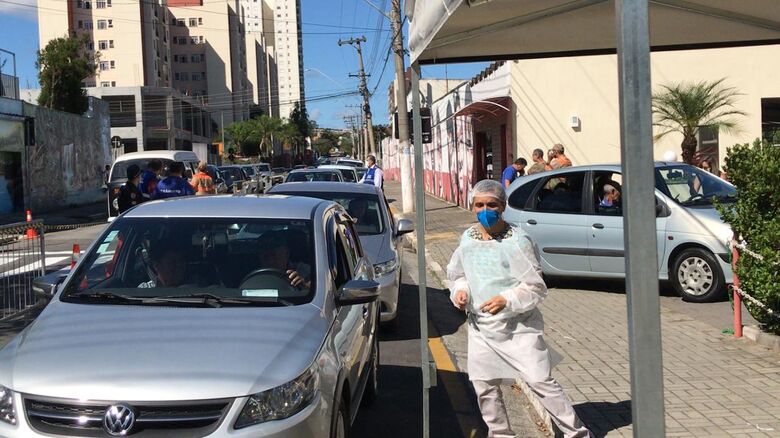 Agentes de Saúde estão realizando a vacinação no sistema 'drive-thru'