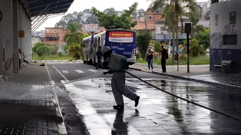 Ação de higienização com água clorada no Hospital Guido Guida, nos terminais de ônibus do Kemel e Ayrton Senna (centro) e pontos de ônibus