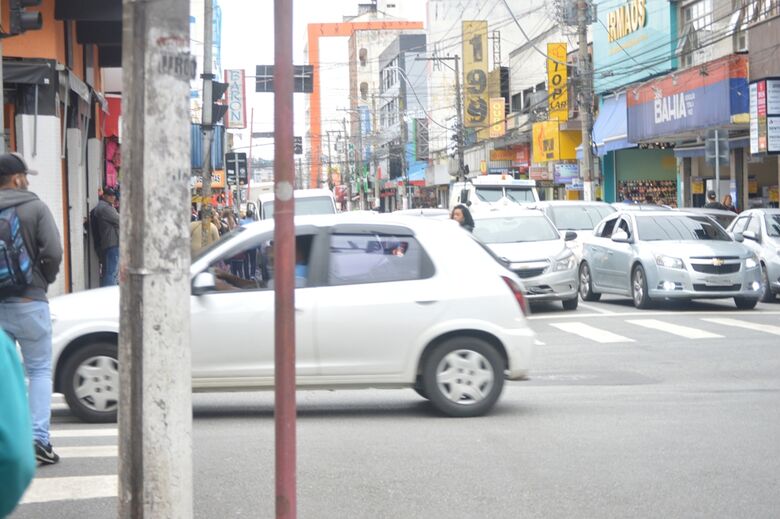 Em alguns semáforos da Rua General Francisco Glicério, por exemplo, foi possível ver aglomeração de veículos