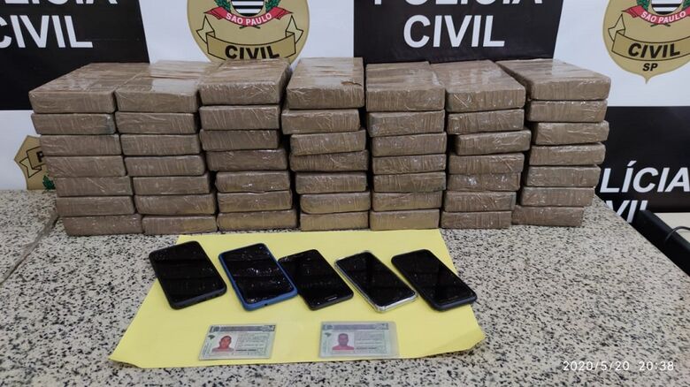 No total, 53,2 quilos de cocaína e cinco celulares foram apreendidos