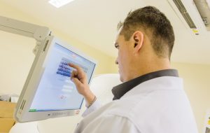 Especialistas alertam sobre a importância de manter as medidas preventivas, de modo a proteger todos no ambiente doméstico, sobretudo em tempos de isolamento social