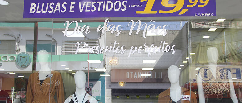 Lojas estão com informativos nas vitrines sobre o Dia das Mães. Quarentena é mantida